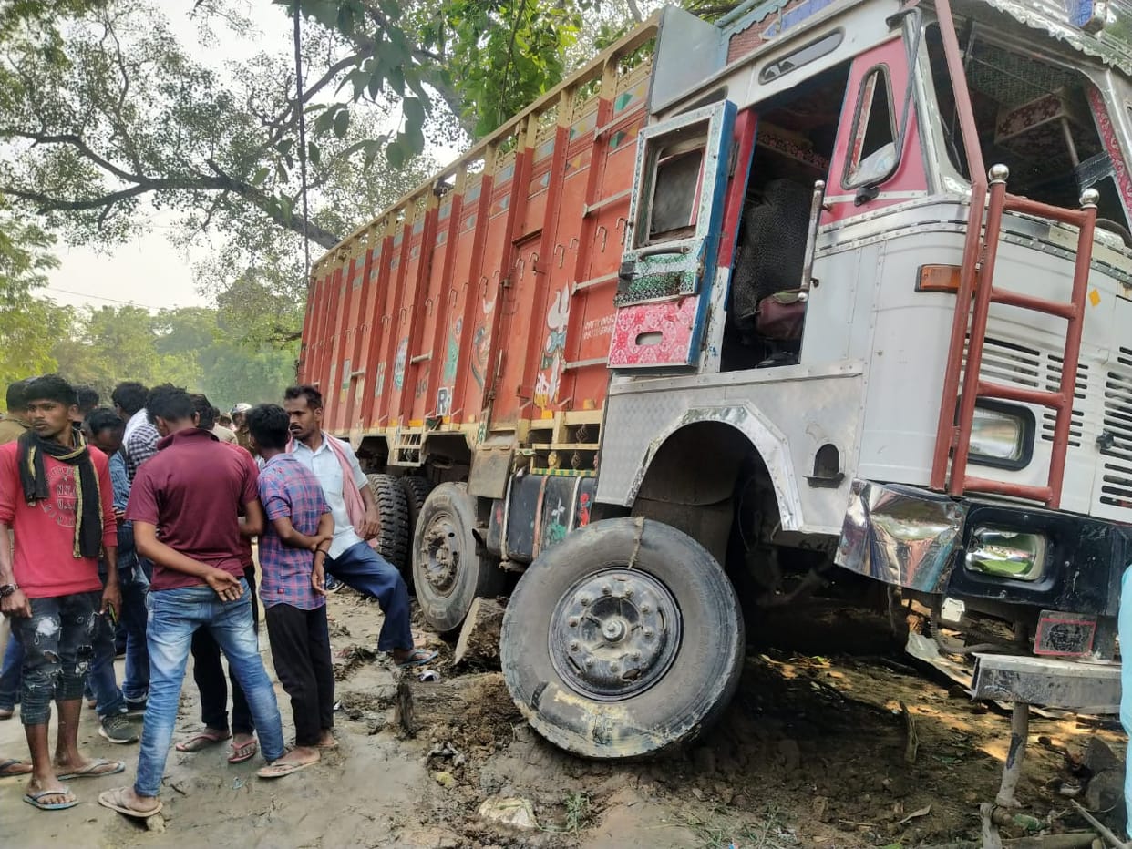 Truck rammed into tea shop six people died in Ghazipur