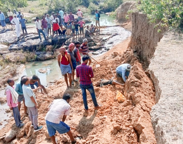 Earthen mound collapsed in Chandauli, two people died