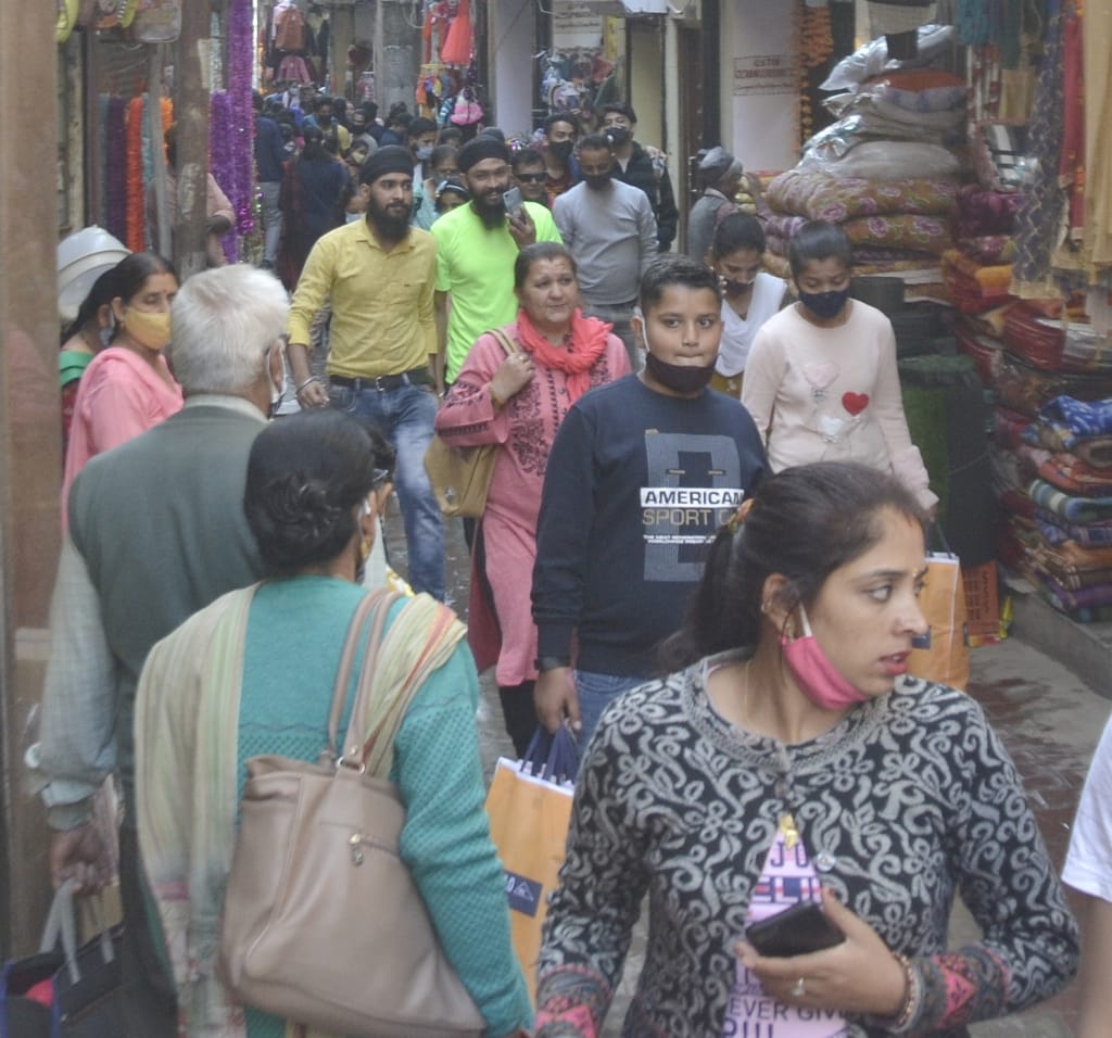 without mask people purchages things on danteras in nahan city