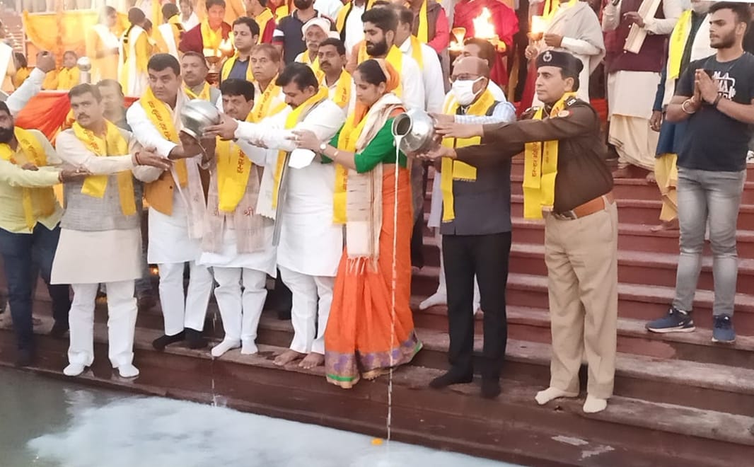 Barrage Ganga bank lit with 5100 diyas