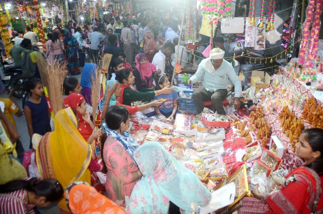 Money rain in the market on Dhanteras, turnover of 100 crores