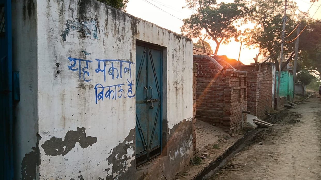 Hathras: After beating the bullies in Sahpau, the people of the scheduled caste wrote 'for sale' on the houses