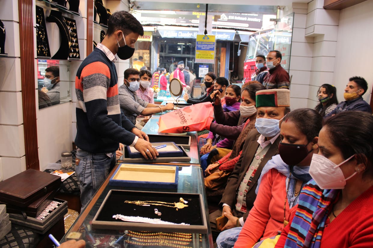 Mobile, auto, bullion, electronics and utensils were crowded in the market on Dhanteras