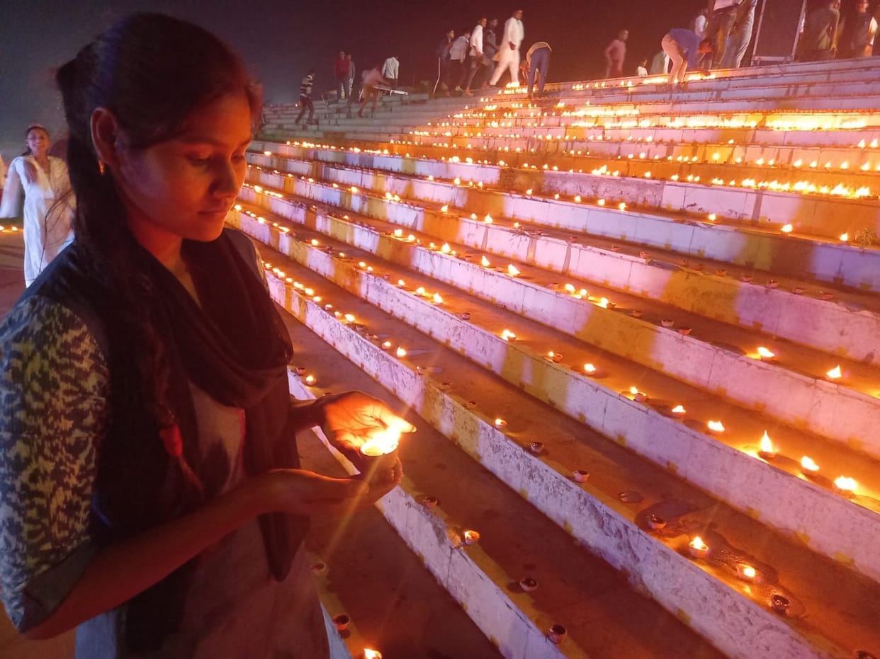 Celebrated Deepotsav on the banks of Yamuna, lit 11 thousand diyas