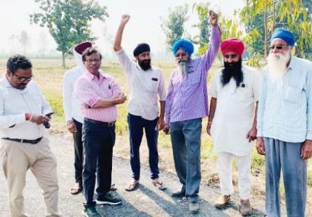 Demonstration on the use of substandard material in road repair
