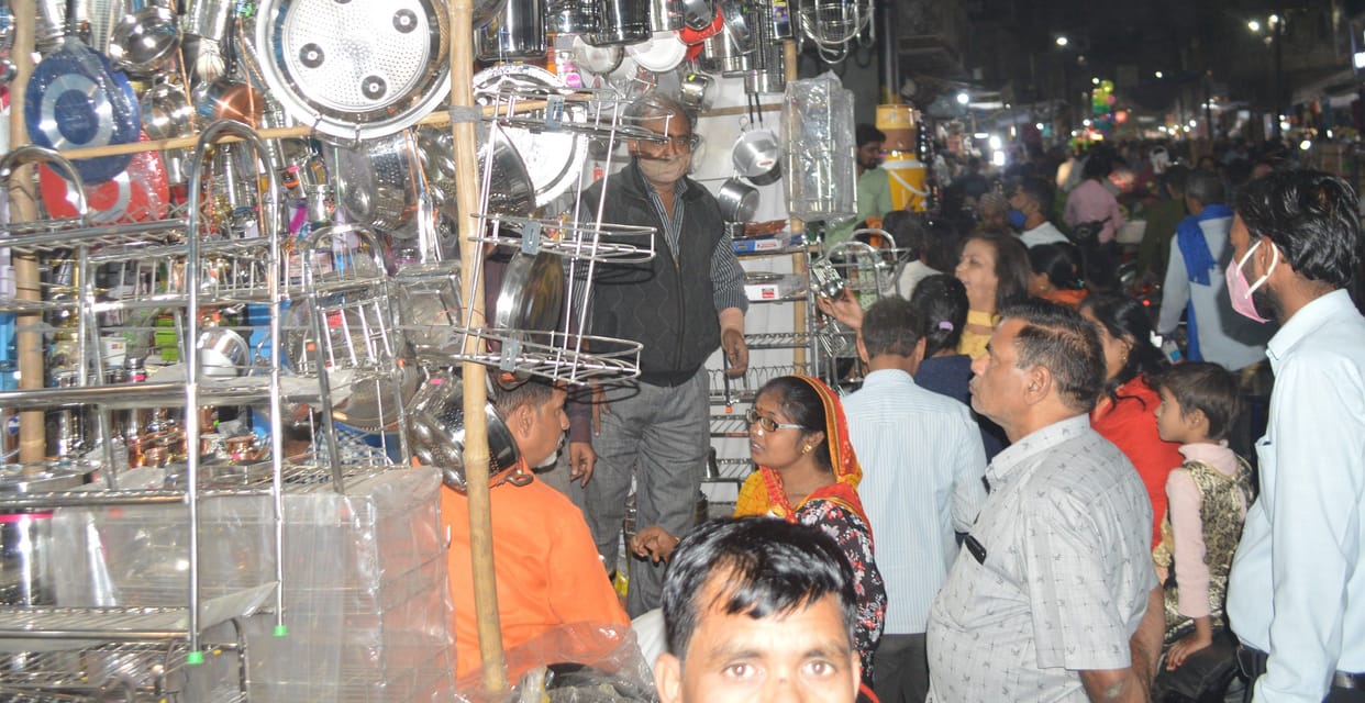 Hathras: The market shines on Dhanteras, buyers gathered till midnight