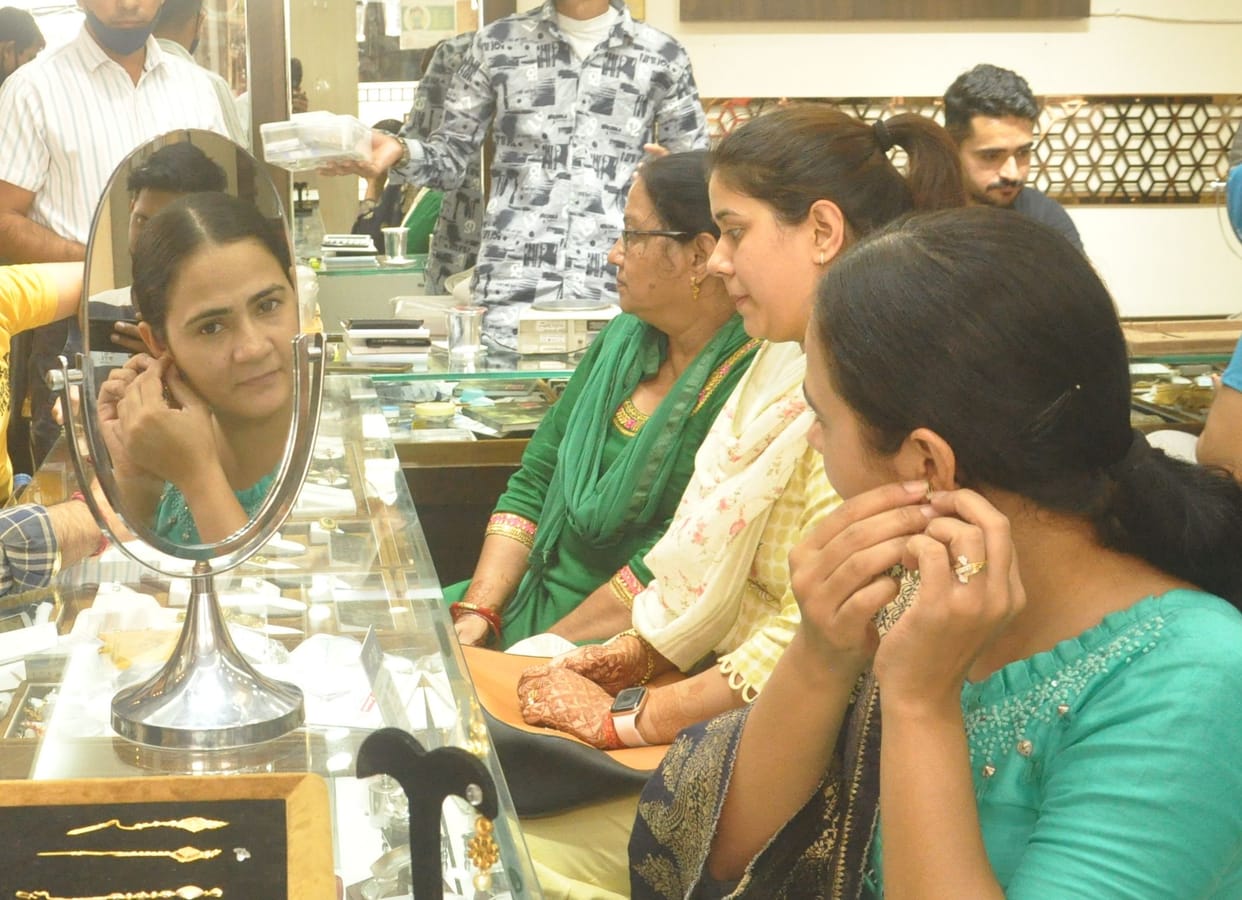 On Dhanteras, the pot market rose, gold and silver were also shining