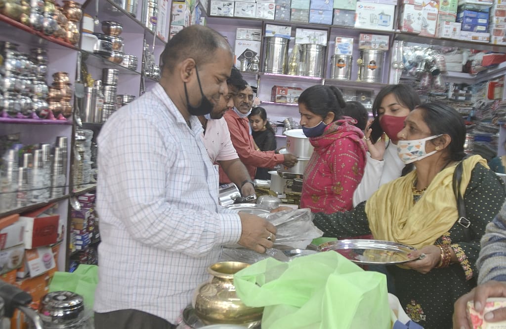 people purchages cloths-jewllery and others things on danters in sirmaur