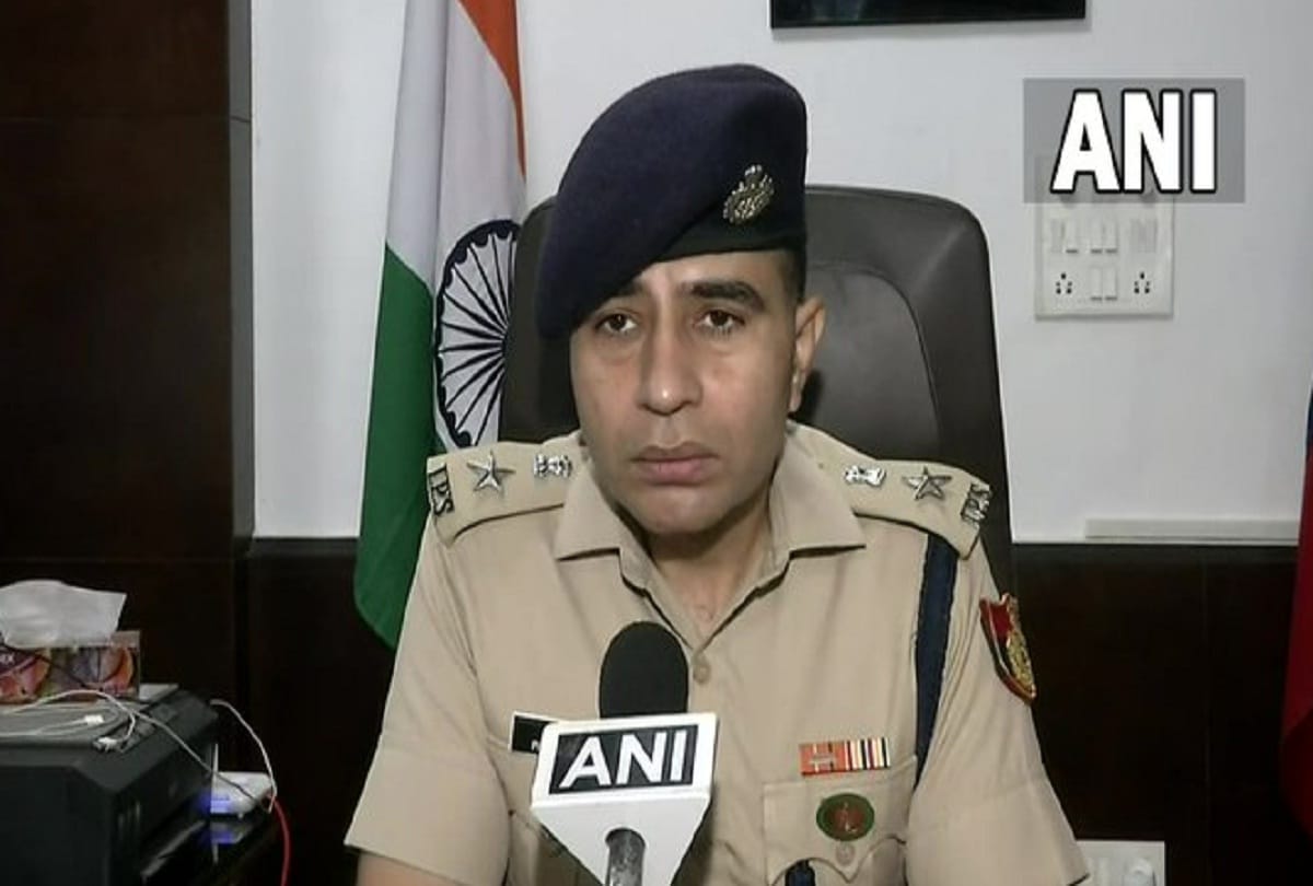 Delhi police and Administration keep eyes on firecrackers so far about 13 thousand kg of fireworks seized 32 cases registered
