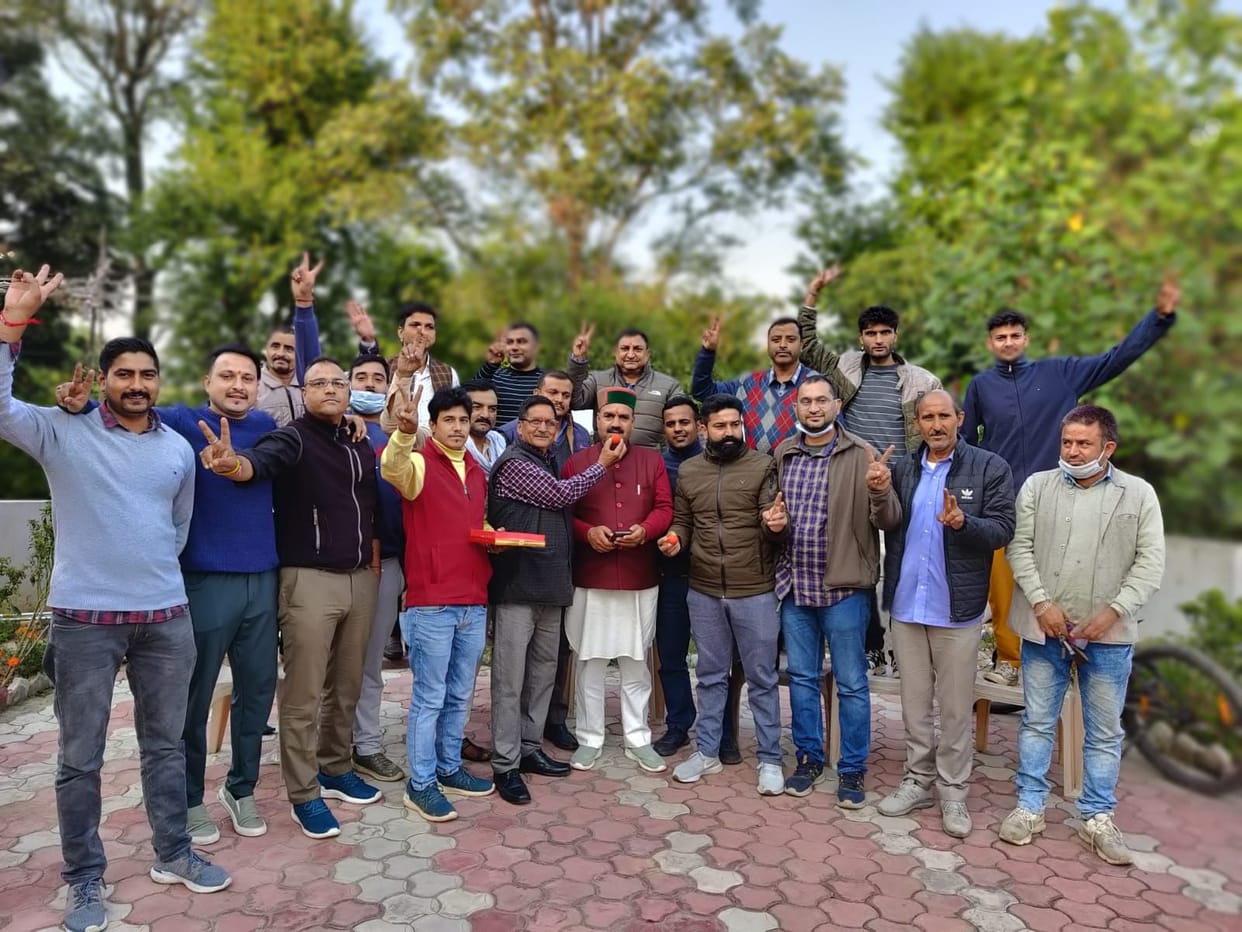 Celebrations celebrated in Hamirpur on the victory of Congress in the by-election