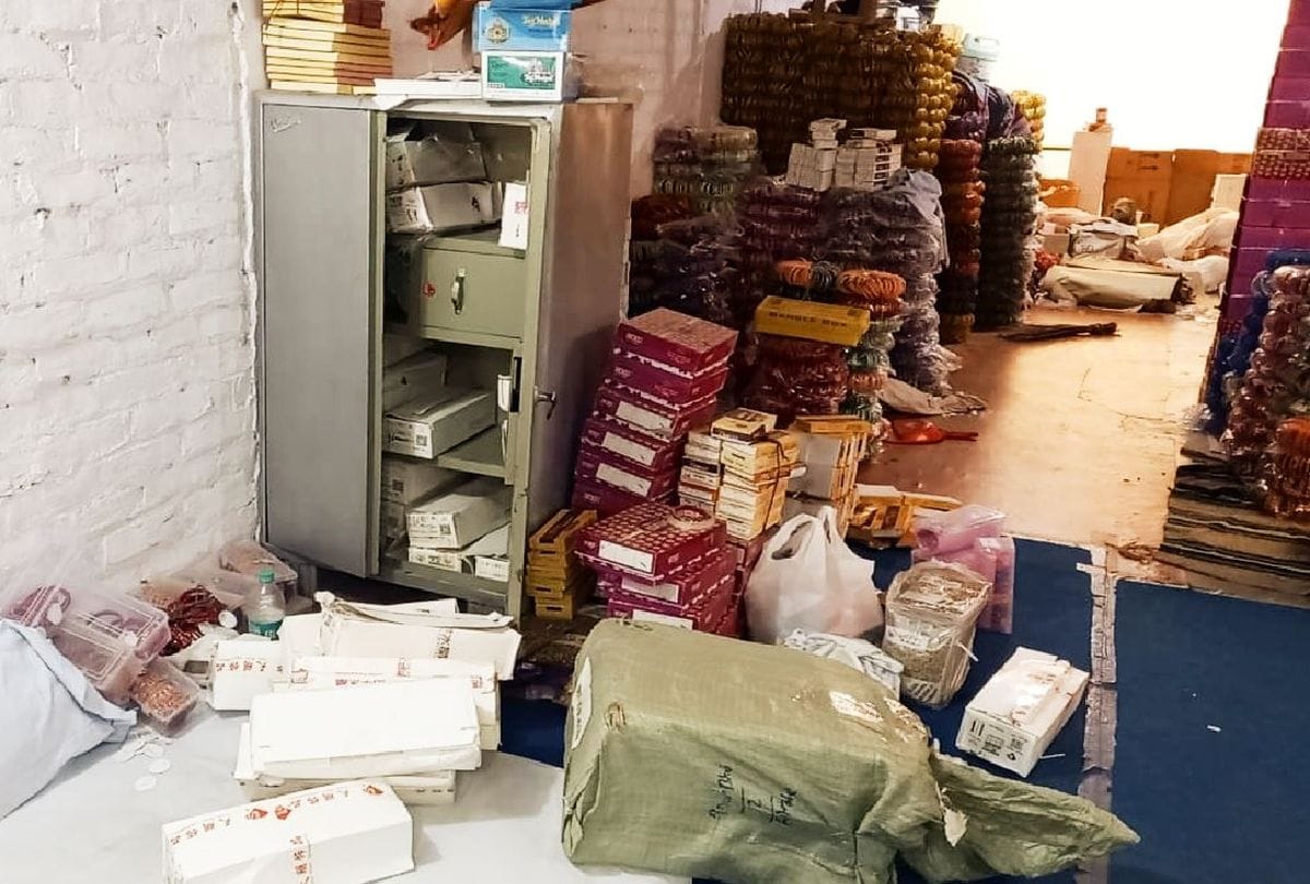 pearls worth eight lakh rupees stolen from bangle godown in firozabad