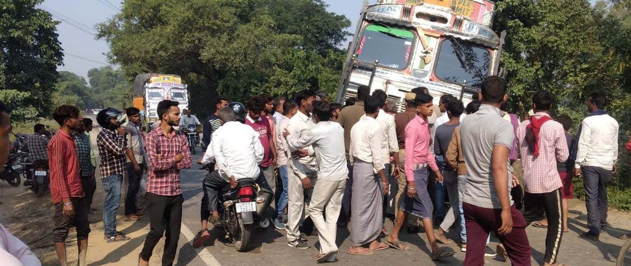 Tractor driver dies in road accident, villagers block