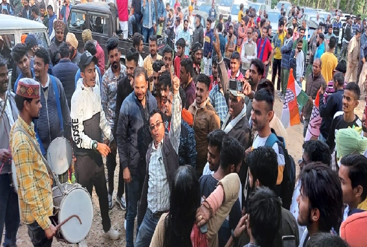 Himachal by-election result: Congress immersed in celebration after winning all seats, party workers distribute ladoos and burst crackers, see photos