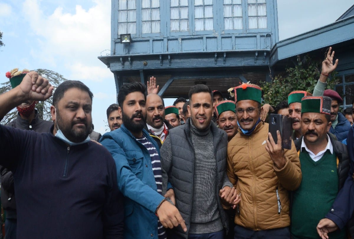 Himachal by-election result: Congress immersed in celebration after winning all seats, party workers distribute ladoos and burst crackers, see photos
