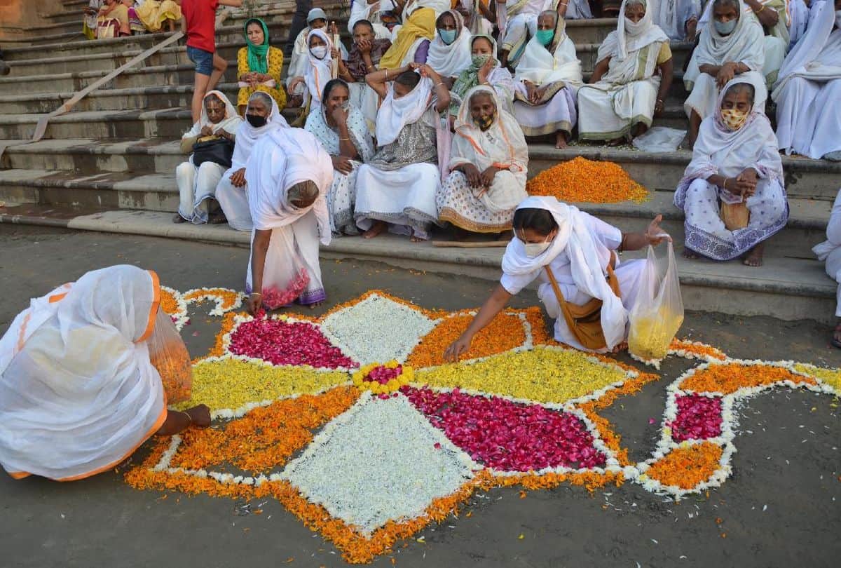 Widows Cerebrates Deepawali Deepdan At Keshi Ghat