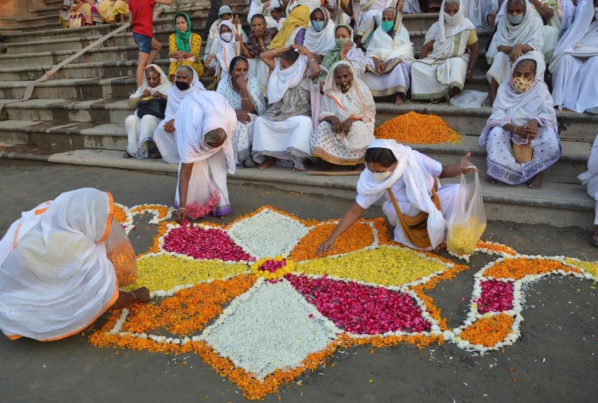 Widows Cerebrates Deepawali Deepdan At Keshi Ghat