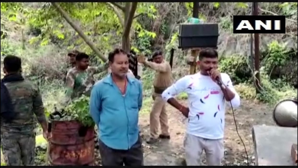 Jharkhand: CISF jawans of Chirkunda police station in Dhanbad district surrounded the cable thieves in the mine