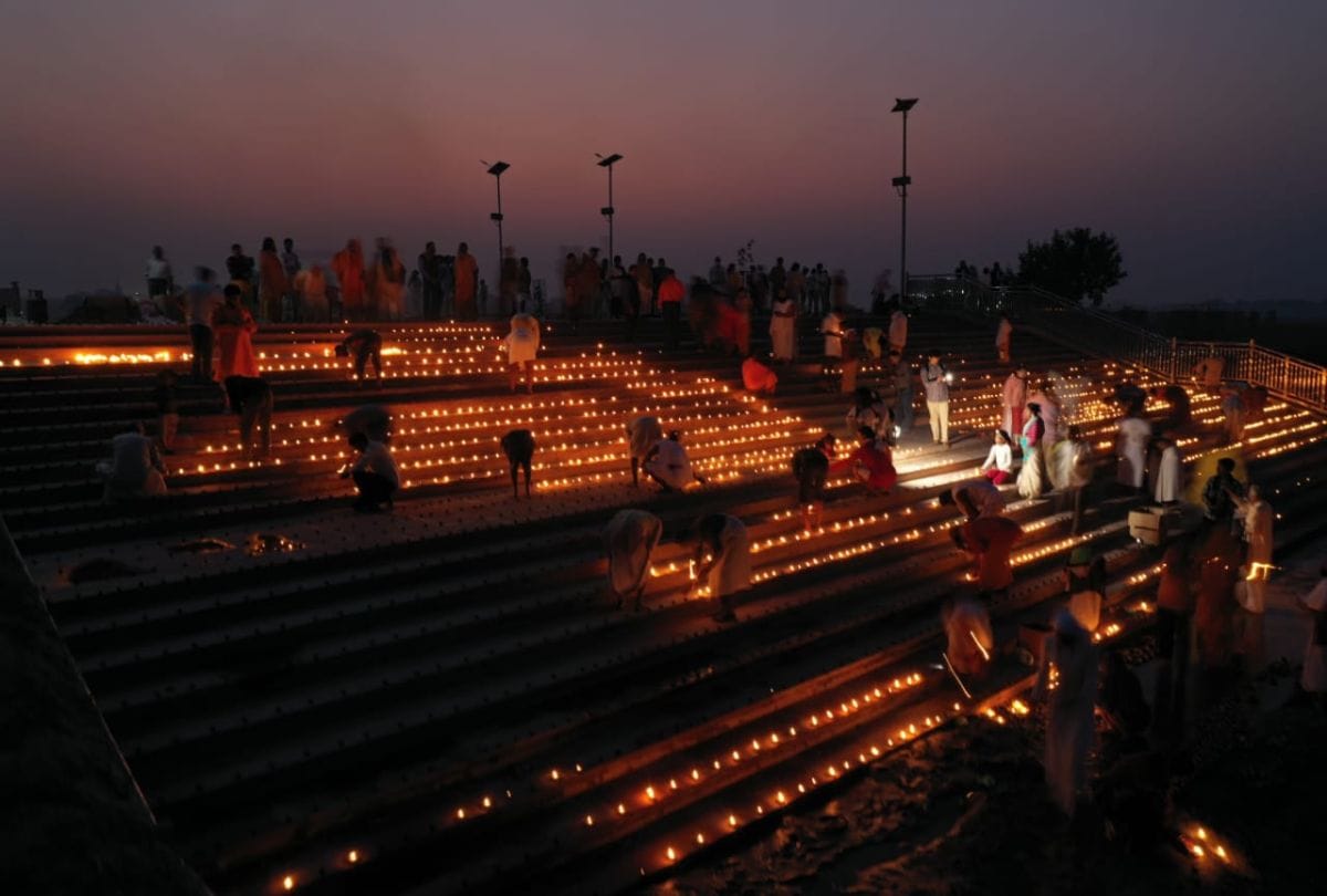 Widows Cerebrates Deepawali Deepdan At Keshi Ghat