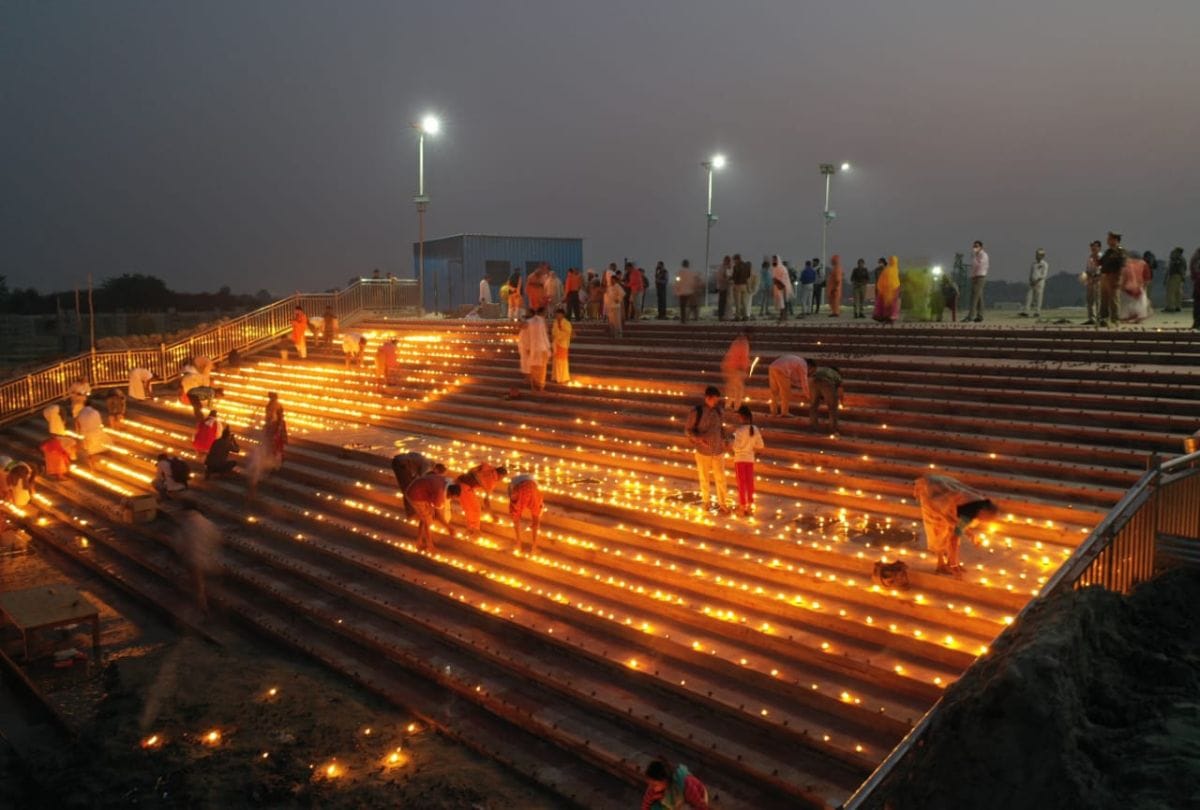 Widows Cerebrates Deepawali Deepdan At Keshi Ghat
