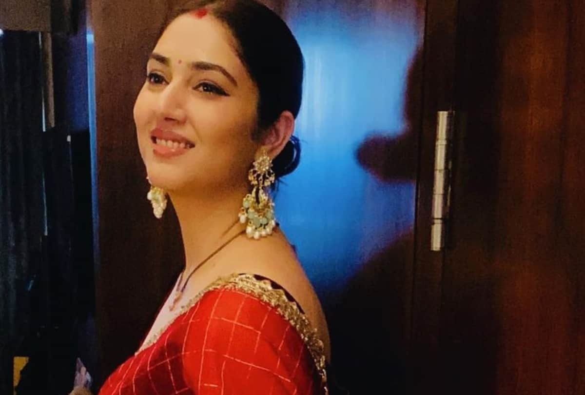rahul vaidya wife disha parmar floral green ruffle saree