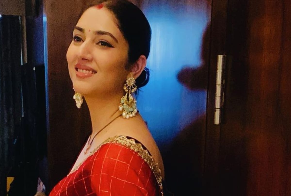 Disha Parmar got scared from the people playing holi as she is posing for paparazzi