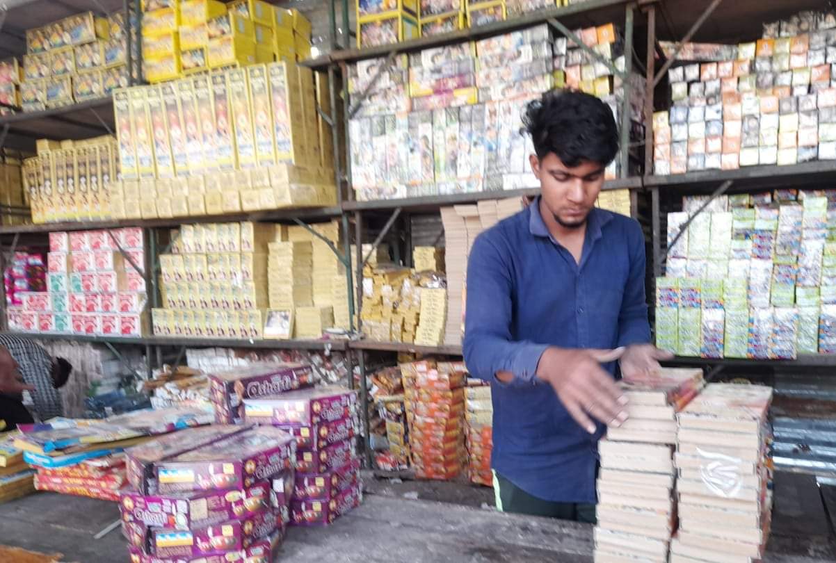 Diwali firecrackers in market in name of Article 370 and 35 A in Jammu and Kashmir