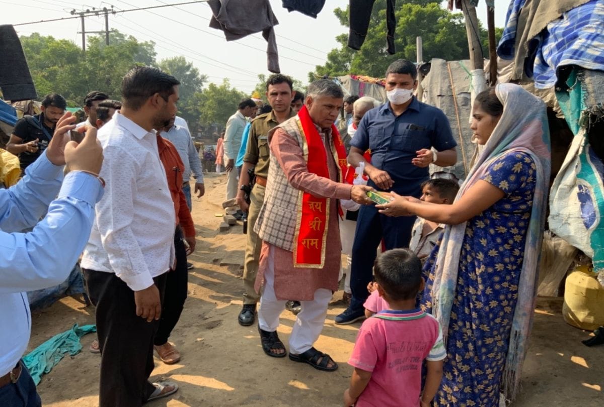 Up Minister Dr. Dharamveer Prajapati Distribute Deepak And Sweets In Slums