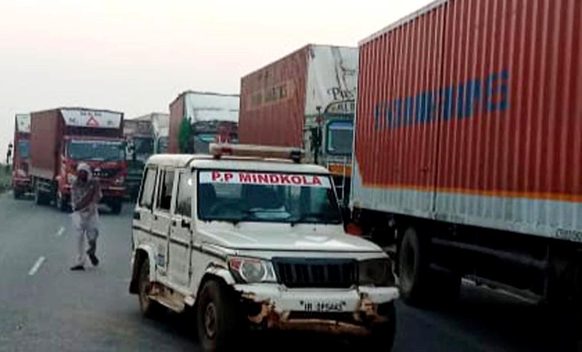 A truck full of coal tar overturned on KMP Expressway, there was a long jam of about five kilometers on the route