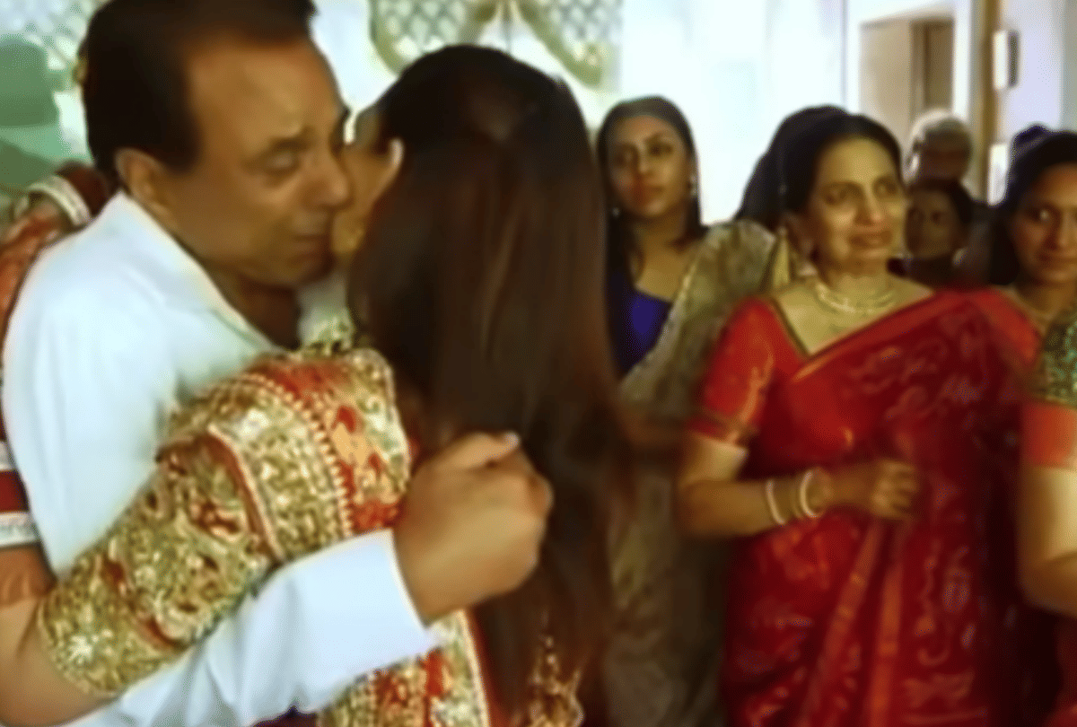 Happy Birthday Esha Deol: when Dharmendra CRYING BADLY at Esha Deol's wedding