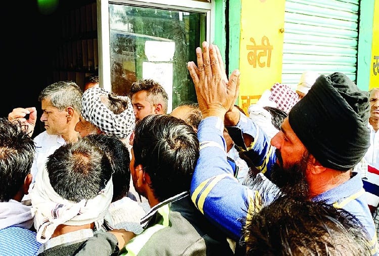 Angry farmers blocked the state highway due to non-availability of DAP fertilizer in Kurukshetra