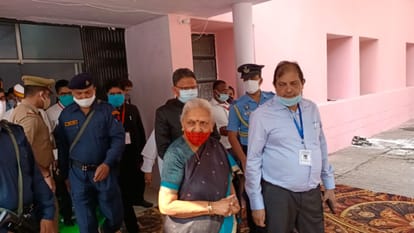 Governor Anandiben Patel sought suggestions from experts to bring the daughters trapped abroad safely