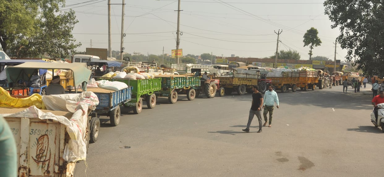 Tractor-trolley lines outside the grain market