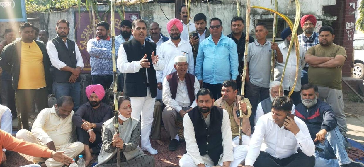 Former CM Harda staged a sit-in at the Mill Gate
