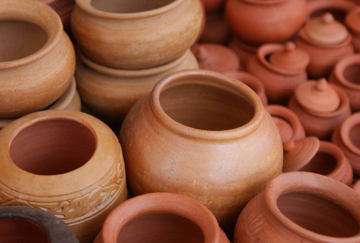 Vastu Tips Must keep an earthen pot or surahi in the house it may always fulfill you with wealth