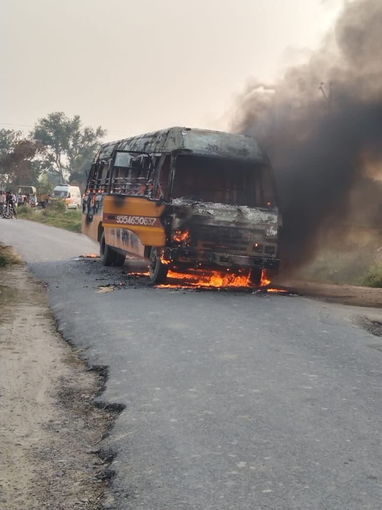 The school bus caught fire, the children were horrified, as soon as the bus filled with smoke, the driver applied the brakes, took the children out