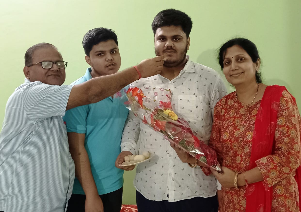 Be successful in NEET, two promising people raised the value of the district