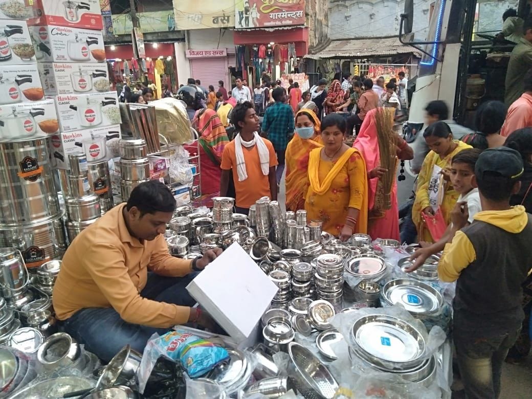 crowed in market