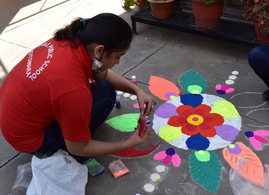 Students gave the message of safe Diwali with Rangoli