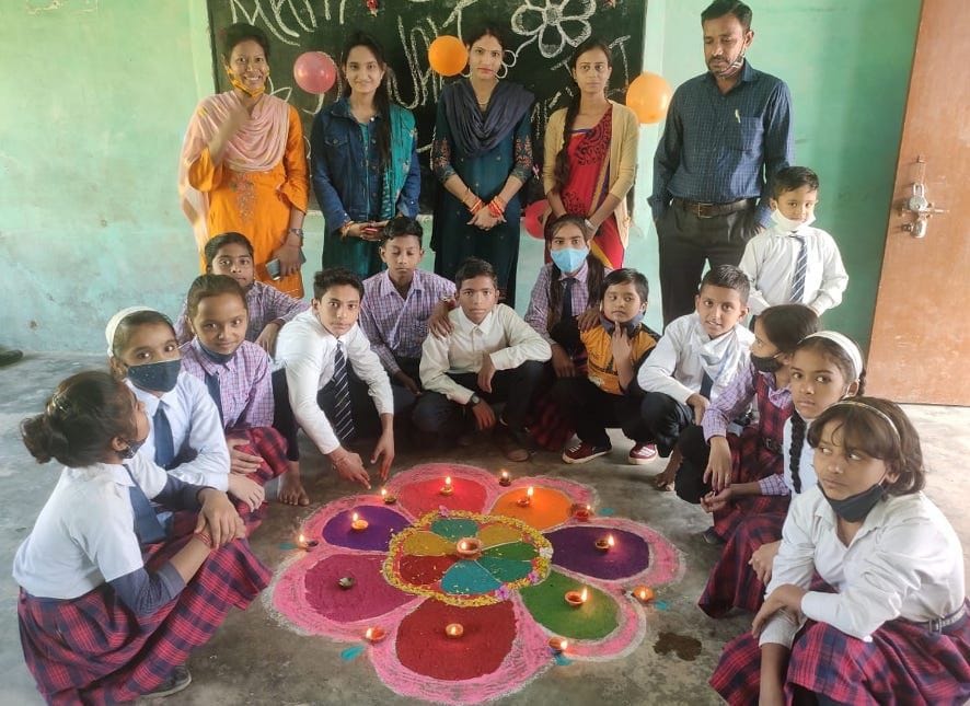 Diwali celebrated by making Rangoli in schools