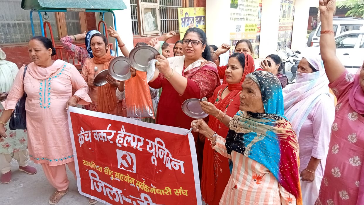 Crche workers protested by playing empty utensils