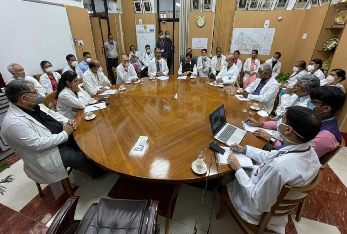 Delhi Union Health Minister visits Lady Hardinge Medical College praises health workers