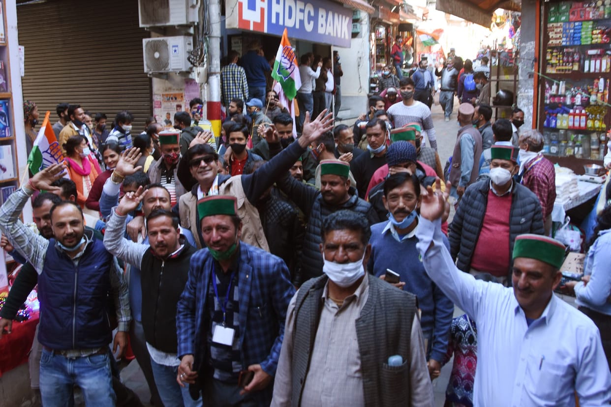 congress take 20 thousands lead from rampur