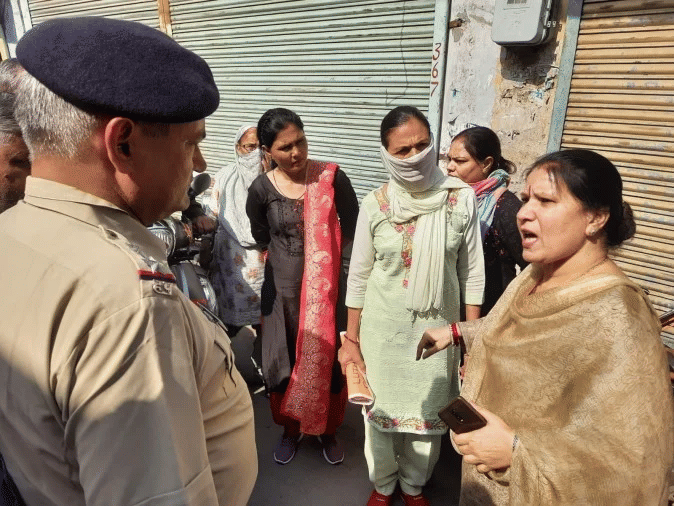 Angry MLA Geeta Bhukkal calls up SP for not Available police in Jhajjar market