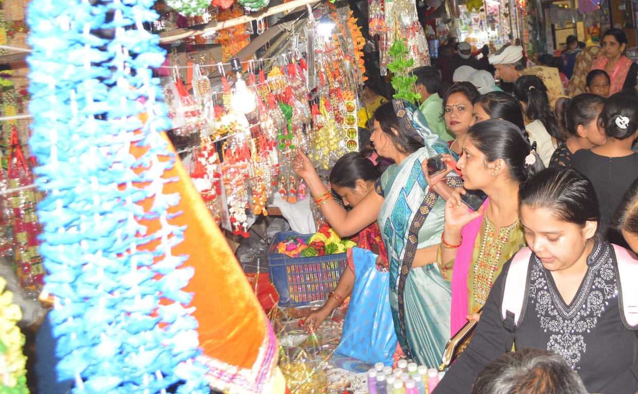 Hathras: Up to 40 percent increase in the sale of chocolates on Diwali