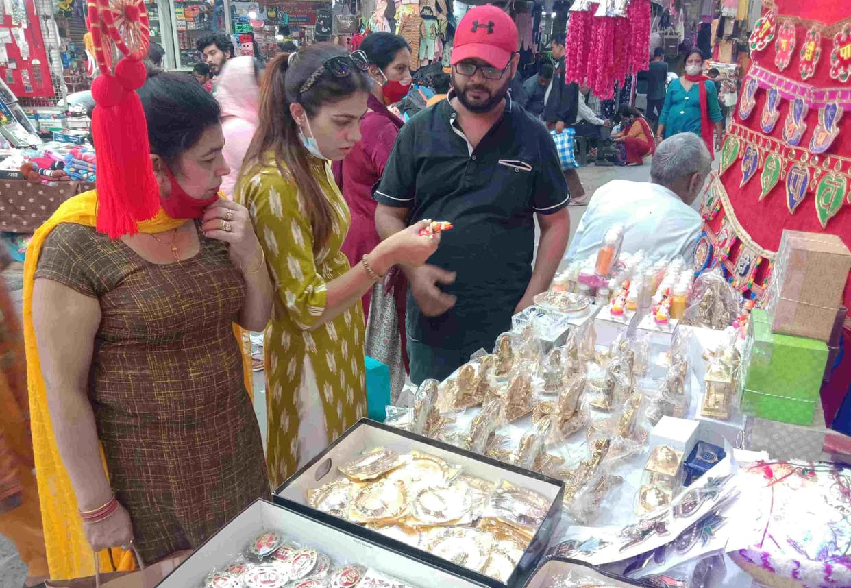 Corona's eclipse will be cut on Dhanteras, decorated market