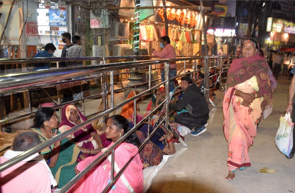 Dhanteras 2021 Maa Annapurna Darshan   in kashi Long queues of devotees to get  glimpse goddess of food and wealth