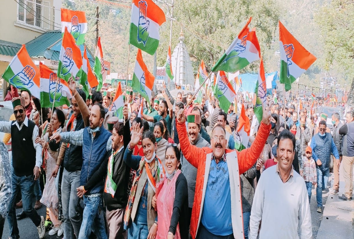 Himachal by-election result: Congress immersed in celebration after winning all seats, party workers distribute ladoos and burst crackers, see photos