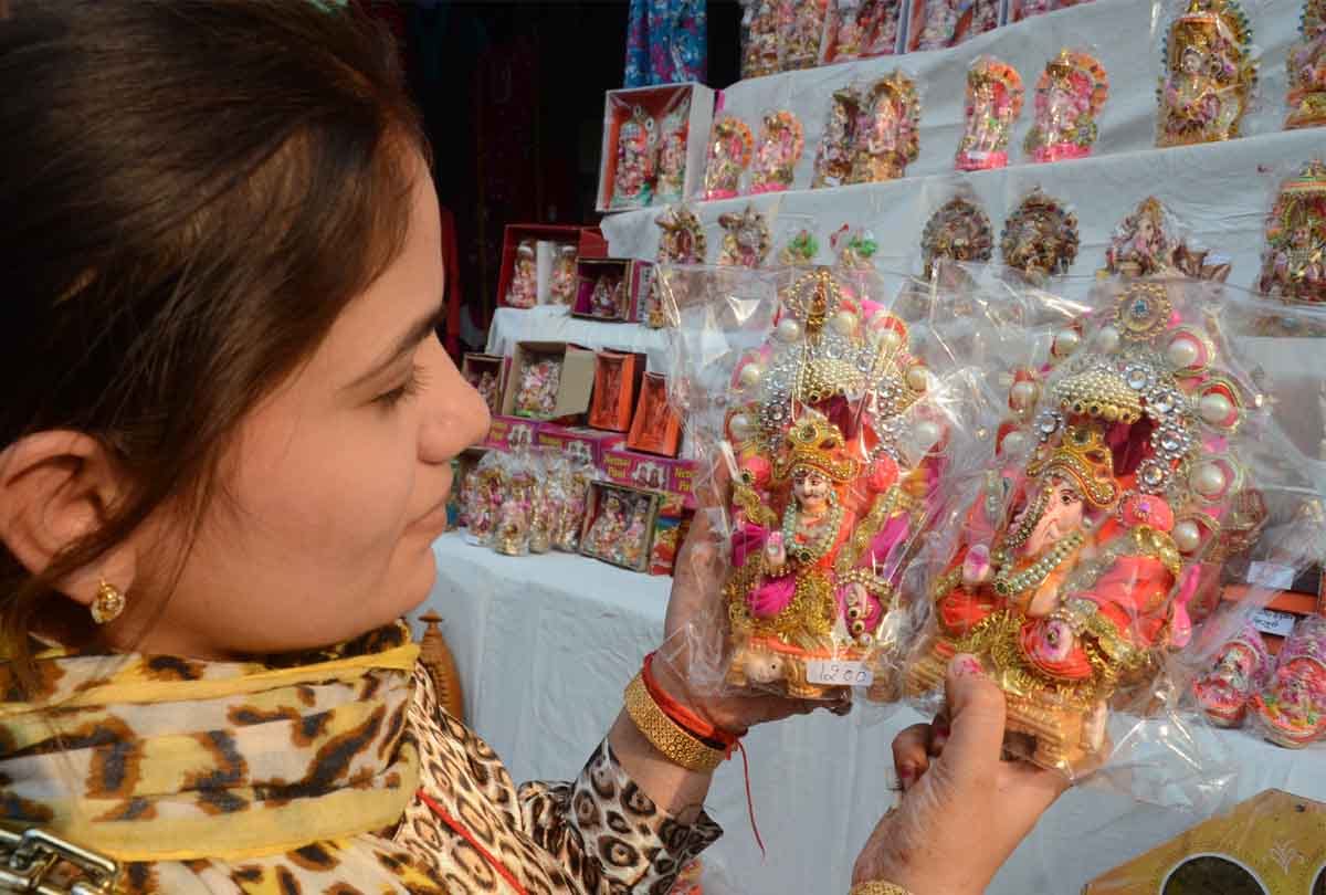 Diwali begins with Dhanteras: Lakshmi will rain on the festival of lights, market decorated like a bride