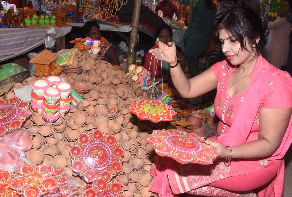 Diwali begins with Dhanteras: Lakshmi will rain on the festival of lights, market decorated like a bride