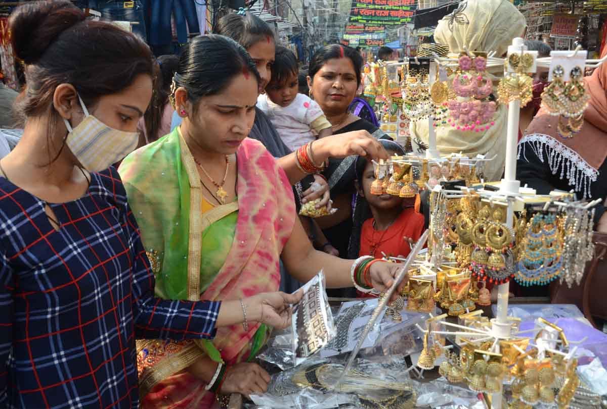 Diwali begins with Dhanteras: Lakshmi will rain on the festival of lights, market decorated like a bride